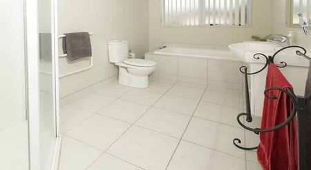 Ready to move in, lovely large home - Photo 5