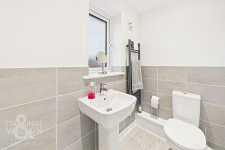 4 bedroom detached house to rent - Photo 4