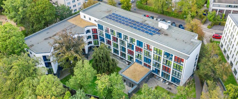 Möbliertes Zimmer in Frauen-WG in zentraler Lage für Studenten und Azubis - Photo 1