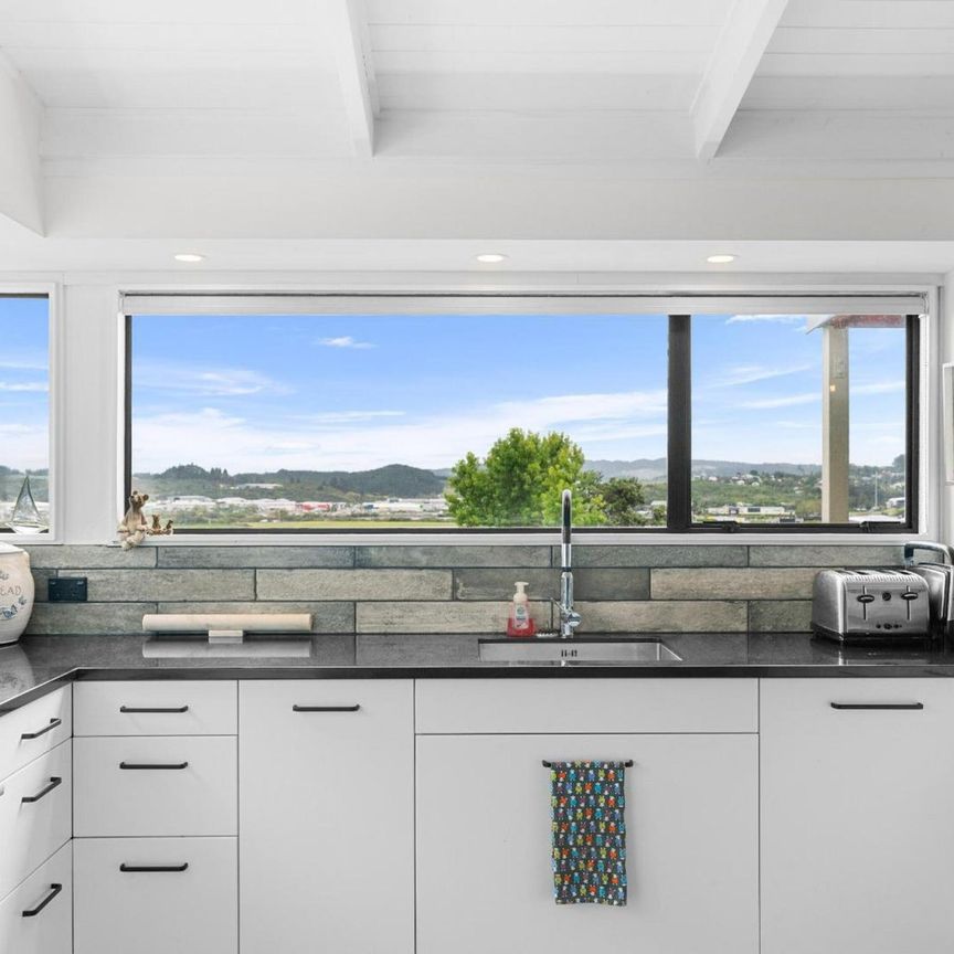 Panoramic views and city living - Photo 1