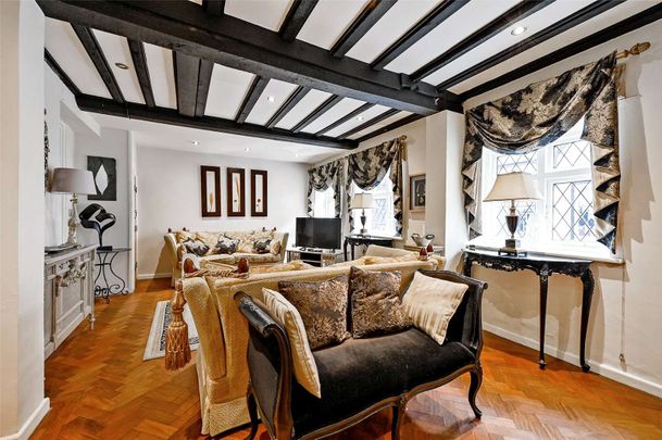 A beautifully presented and furnished three bedroom cottage in an idyllic location in the Heart of Eton. - Photo 1