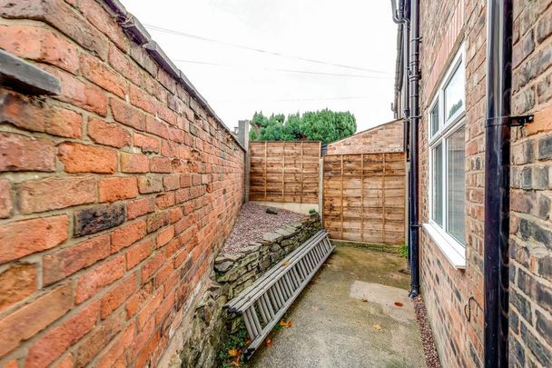 3 bedroom end of terrace house to rent - Photo 1