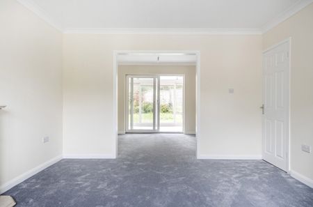 4 bedroom detached house to rent - Photo 2