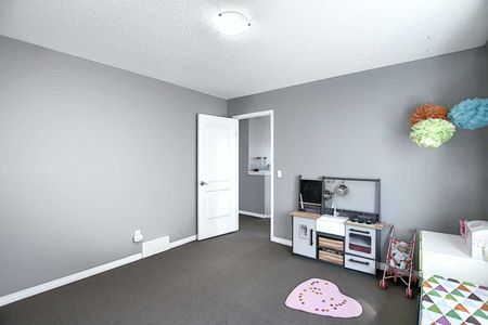 Spacious 4 Bed Home With Dual Primary Bedrooms!! - Photo 4