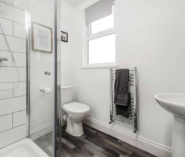 Large, Modern En-Suite Loft Room - Photo 5