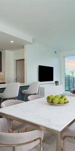 Luxury 2 bed 2 bath + flex condo 900 sqft - Photo 3