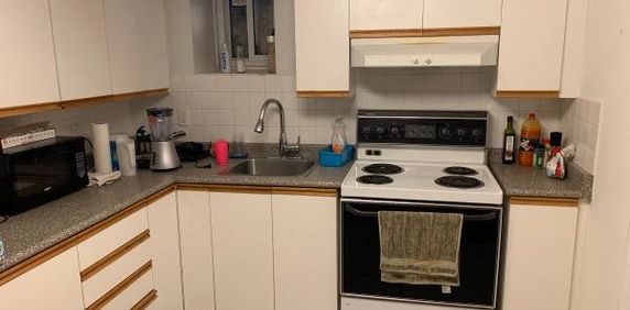 Large Basement Apartment for Rent - All Incl $1400 - Photo 2