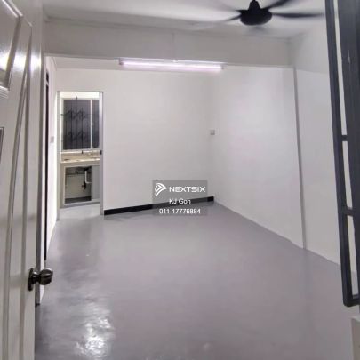 Flat Taman Ungku Tun Aminah - Photo 1