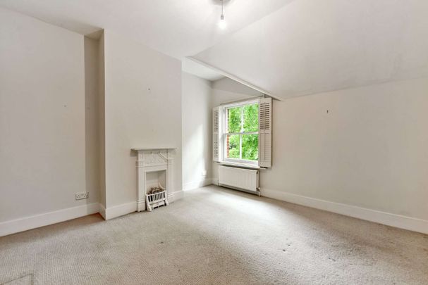An immaculate two bedroom cottage with driveway parking - Photo 1