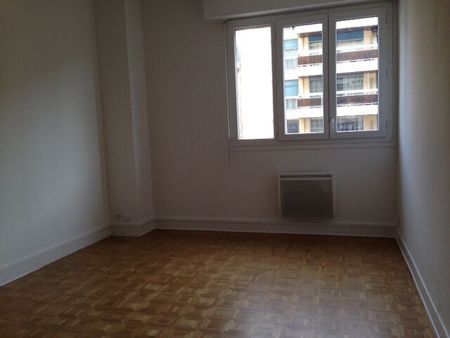 Appartement 3 pièces 69m2 MARSEILLE 8EME 996 euros - Photo 3