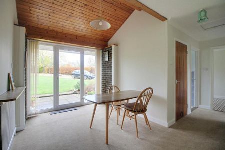 3 bedroom detached bungalow to rent - Photo 3