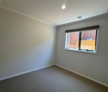 8 Buttercup Crescent, Armstrong Creek VIC 3217 - House For Rent | D... - Photo 6