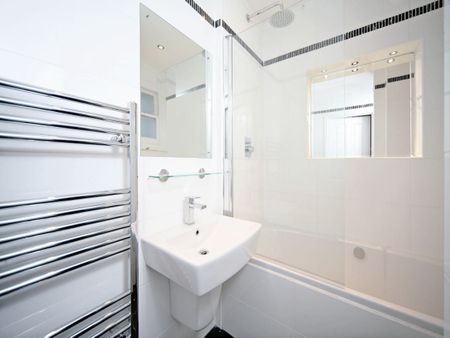 A spacious and recently refurbished 1 double bedroom flat on the raised ground floor of this period conversion conveniently located off the Fulham Road and Putney Bridge underground station. EPC rating C. - Photo 5