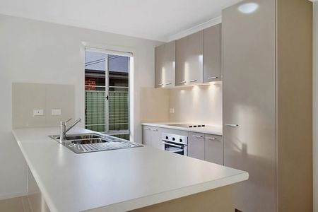 MODERN FAMILY LIVING IN MACARTHUR GROVE ESTATE - Photo 3