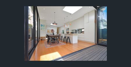 BESPOKE FAMILY FRIENDLY BEACH HOME – LOW MAINTENANCE WITH PARKING - Photo 3