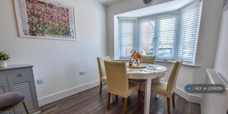 3 bedroom semi-detached house to rent - Photo 2