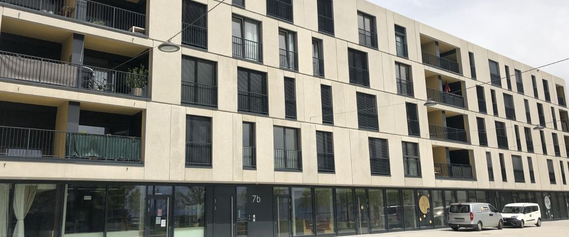 Joli appartement traversant au 2ème étage, composé d'une cuisine ouverte, d'un grand séjour, trois chambres à coucher, une salle de douches et une salle de bains et un réduit. - Photo 1