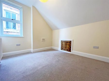 4 bedroom Semi-detached house to rent - Photo 5