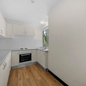 Stunning sundrenched two bedroom apartment. - Photo 2