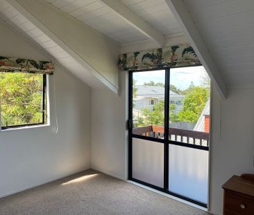 Light and elevated home with beachy feel - Photo 2