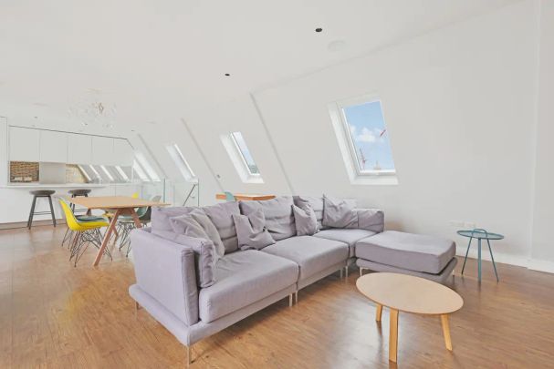 2 bedroom flat in London - Photo 1