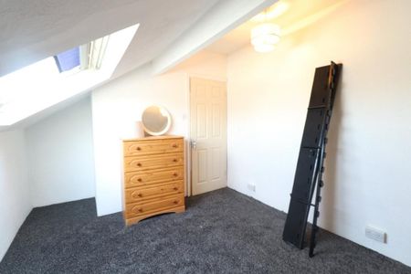 4 bedroom end of terrace house to rent - Photo 2