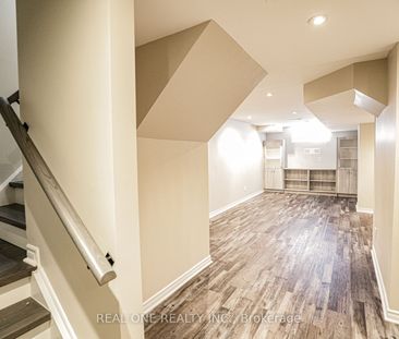 Townhouse For Lease | N8131942 - Photo 6