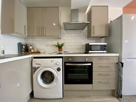 1 bedroom in a house share to rent - Photo 2