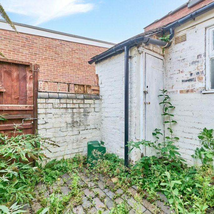 1 bedroom in a house share to rent - Photo 1