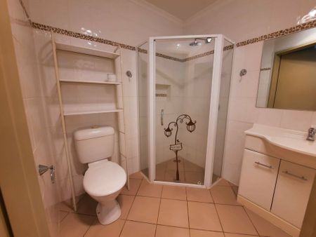 3 BEDROOM, 2 BATHROOM HOUSE IN LARAPINTA ON QUIET STREET - Photo 2