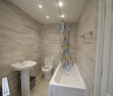 3 bedroom flat to rent - Photo 6