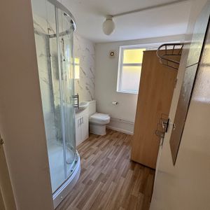 Studio Flat, Sandringham Gardens, N12 - Photo 3