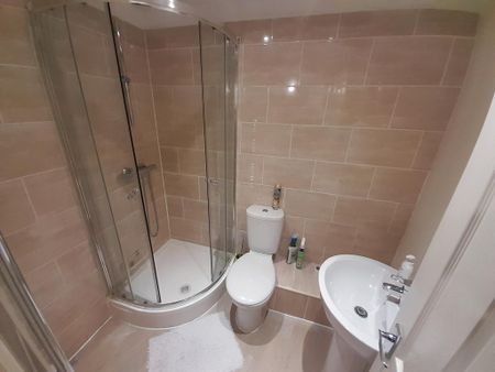 1 bedroom in a house share to rent - Photo 2