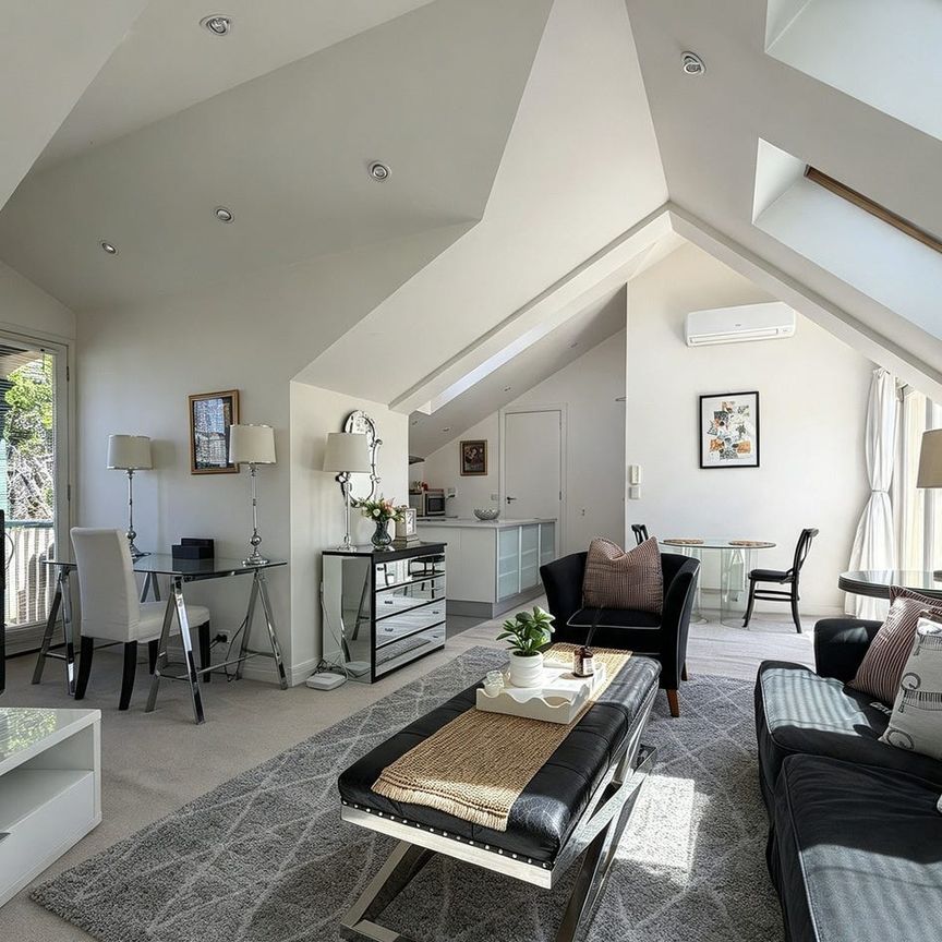 "Sophisticated Furnished Living: Luxurious Loft-Style Apartment in Melbourne's Prime Locale" - Photo 1