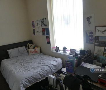 3 bedroom flat to rent - Photo 4