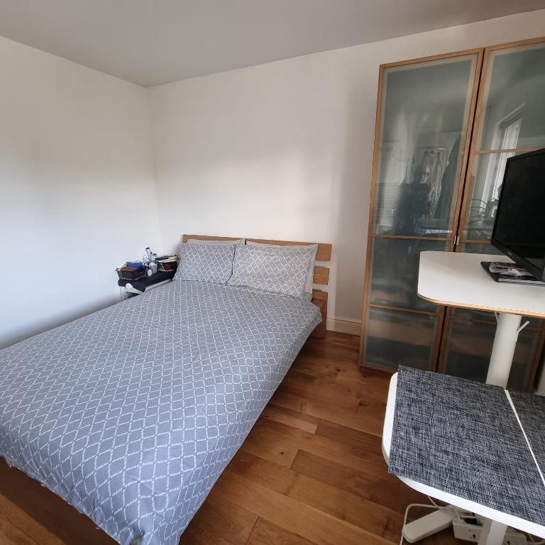 Westway, Shepherds Bush, London, W12 0SB - Photo 1