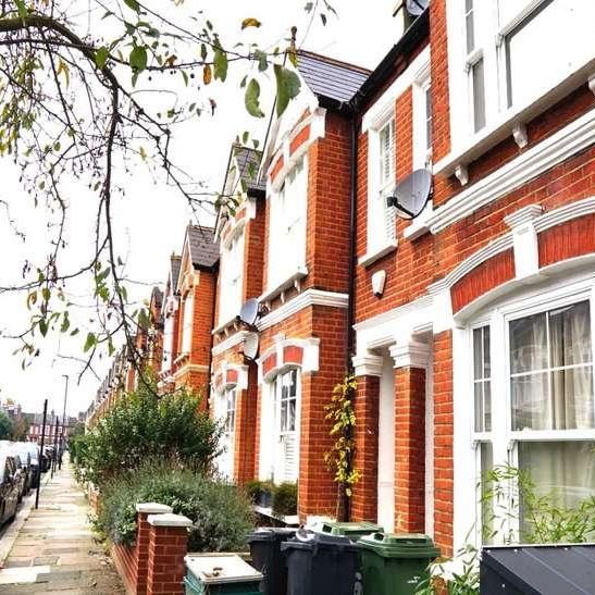 First Floor Flat, Midmoor Road, London, SW12 - Photo 1