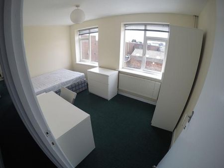 4 bedroom apartment to rent - Photo 3