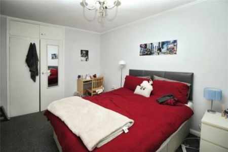 4 bedroom Property to rent - Photo 3