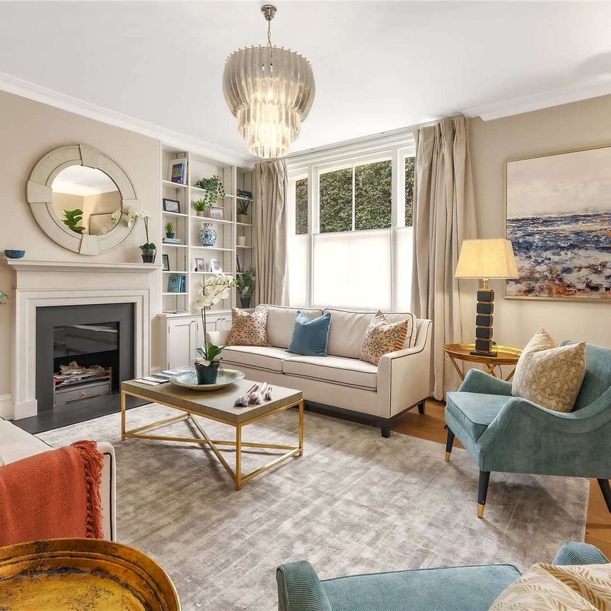 An immaculately presented three bedroom house in arguably the most desirable mews in Knightsbridge, close to the many attractions of Walton Street and off street parking. - Photo 1