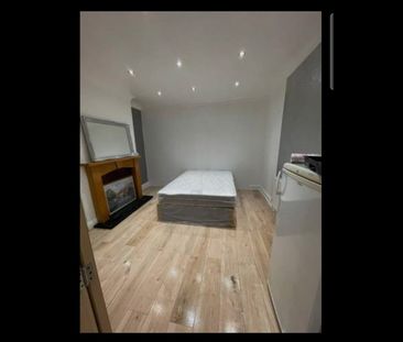 Room in a Shared House, Edgefield Avenue, IG11 - Photo 3