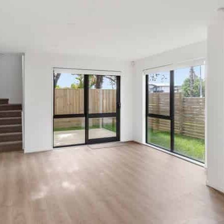 Modern corner townhouse - light filled & stylish living in Mangere East! - Photo 1