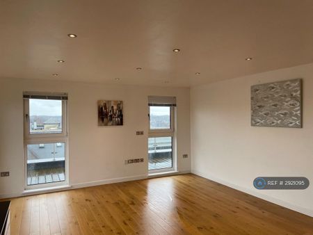 2 bedroom penthouse to rent - Photo 2