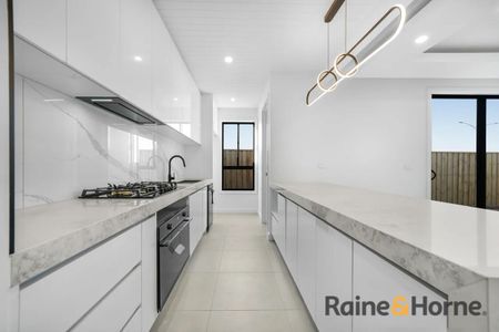 Modern family living in the heart of Mickleham! - Photo 2