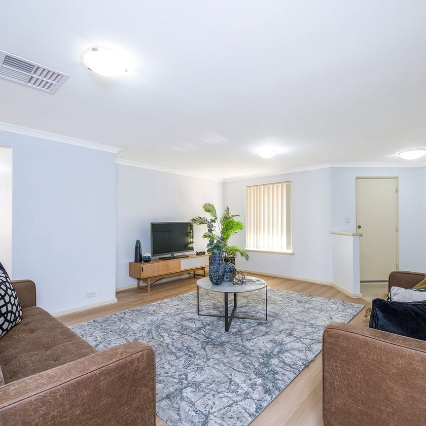 Freshly painted, brand new flooring Spacious 4 x2 family home - Photo 1