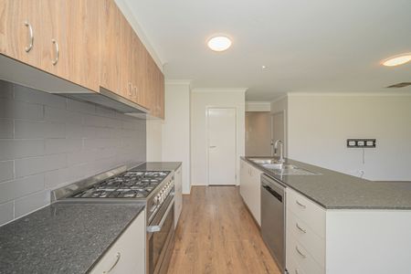 Beautiful Home located near "Club Delaray" Clyde North. **Under application - Photo 3