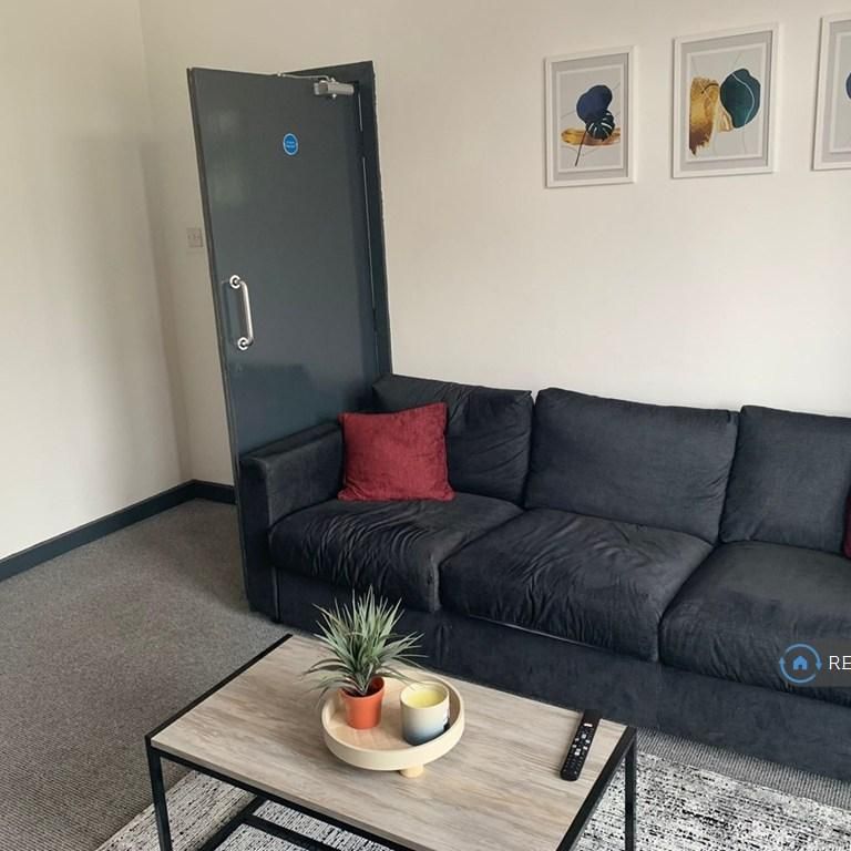 1 bedroom in a house share to rent - Photo 1
