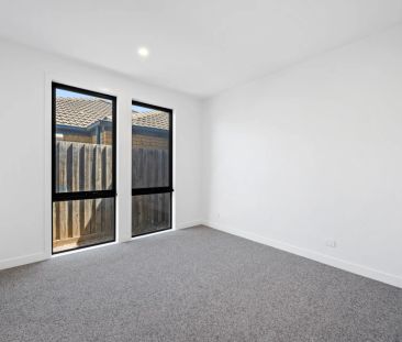 Designer Elegance, Space and Natural Light - Photo 5