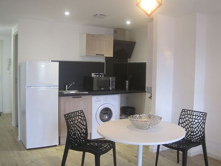 A LOUER STUDIO MEUBLE PROCHE CENTRE VILLE ET GARE ST QUNETIN 02100 - Photo 4