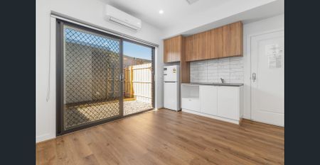 Modern 1-Bedroom ground floor Room with ensuite for Rent - Photo 5